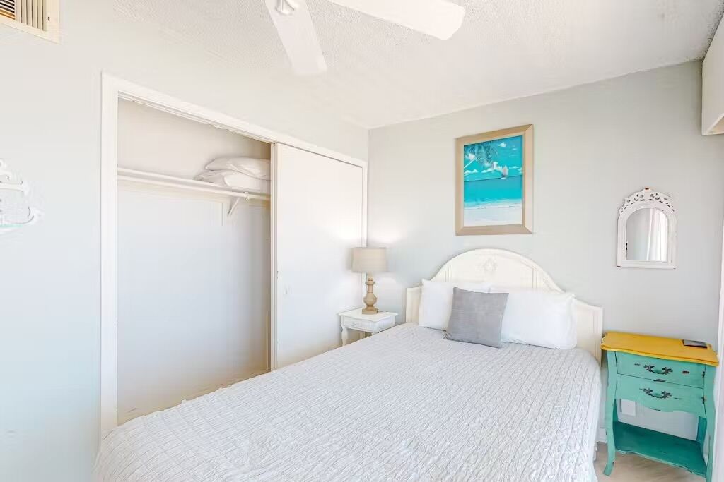 Cozy Beach Hideaway By The Sea! Enjoy Scenic Views From The Balcony! - Galveston, TX