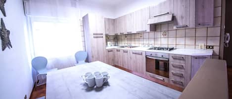 Four, lave-vaisselle, batterie de cuisine, vaisselle et ustensiles