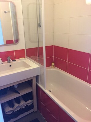 Haartrockner, HandtĂŒcher, Toilettenpapier