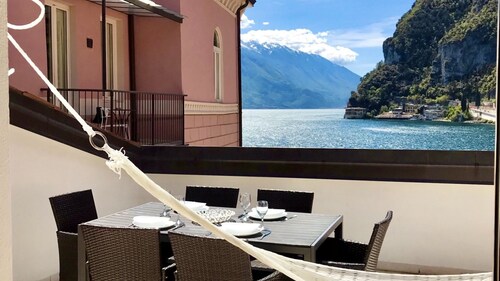 One-Bedroom Apartment with Lake View with Terrace