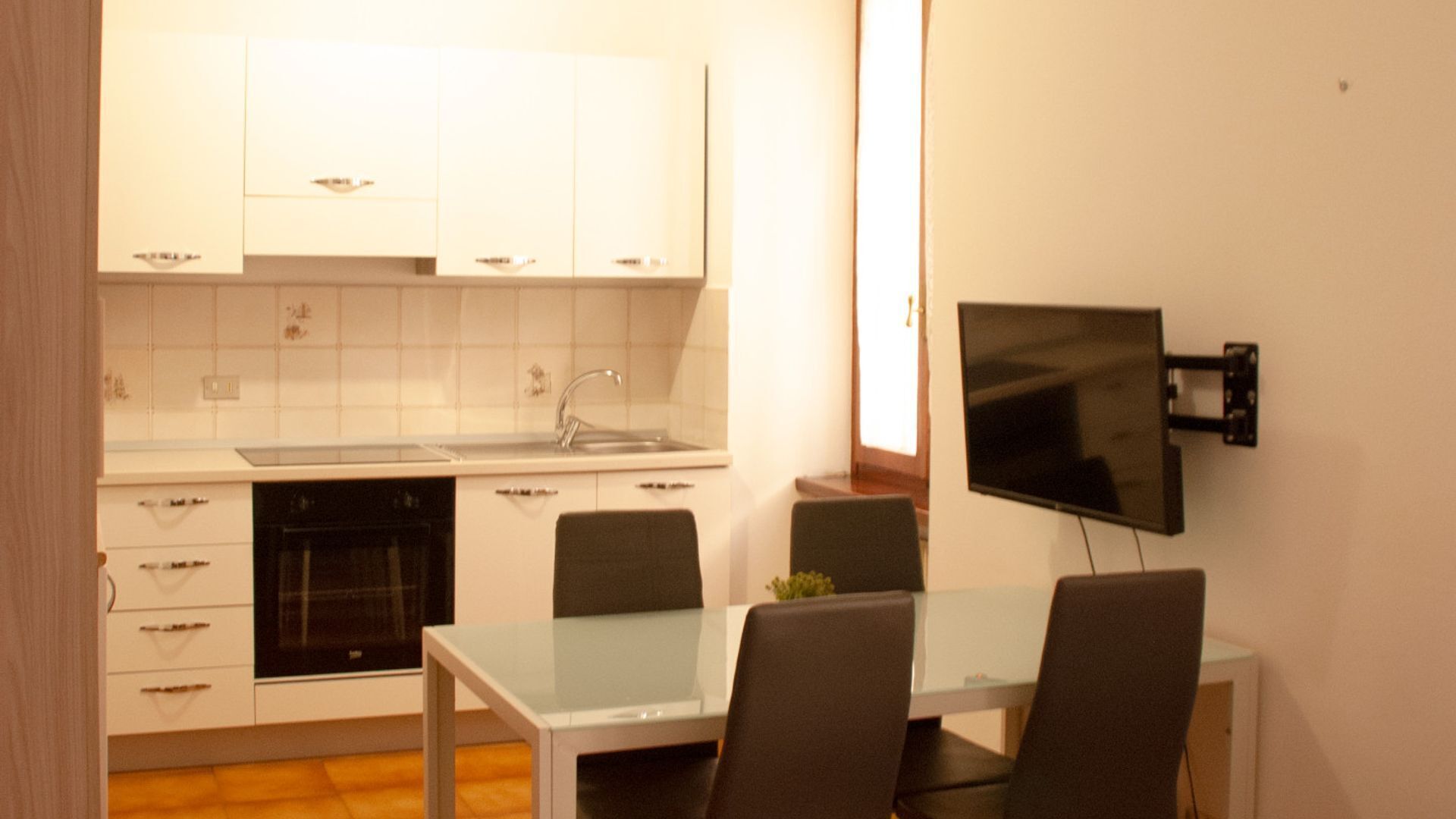 Kühlschrank, Mikrowelle, Esstisch