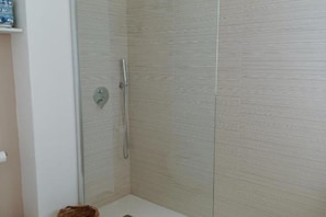 Doccia, asciugacapelli, bidet, asciugamani