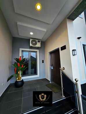 House | Interior - 2 Bed Apartment 3 - Bright Benin City Stay (Benin City)