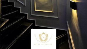 A staircase with black steps and a wall-mounted light fixture. - 2 Bed Apartment 1 - Stylish Benin City Retreat (Benin City)