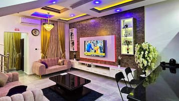 House | Game room