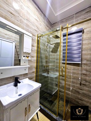 Casa | Baño | Regadera y toallas 