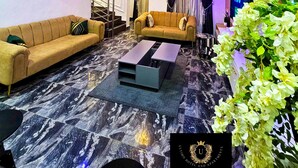 Un salon moderne avec un canapé, une table basse et des éléments décoratifs.