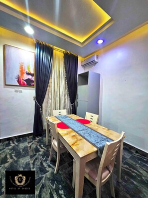 House | Dining - 2 Bed Apartment 4 - Modern Benin City Getaway (Benin City)