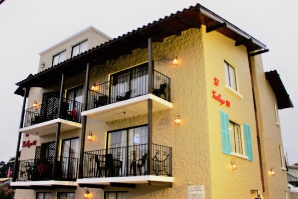 Un edificio de varios pisos con balcones, un cartel que dice "Hotel" y un número de habitación visible.