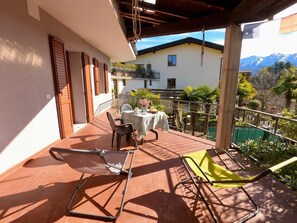 Outdoor dining - Casa Mario two-room apartment with terrace (Tremosine sul Garda)