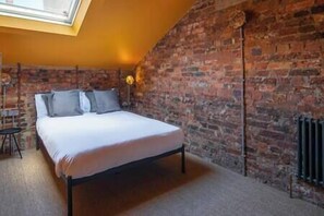 2 bedrooms, iron/ironing board, free WiFi