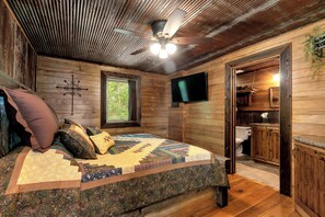 2 bedrooms, iron/ironing board, WiFi, bed sheets - Traveler Suite – Rustic 2 Bed, 2 Bath Apt, King Beds! (Junction City)