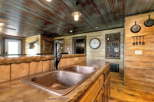 Traveler Suite – Rustic 2 Bed, 2 Bath Apt