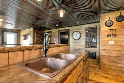 Traveler Suite – Rustic 2 Bed, 2 Bath Apt