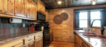Traveler Suite – Rustic 2 Bed, 2 Bath Apt