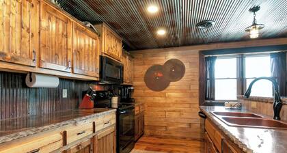 Traveler Suite – Rustic 2 Bed, 2 Bath Apt