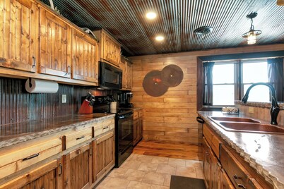 Traveler Suite – Rustic 2 Bed, 2 Bath Apt