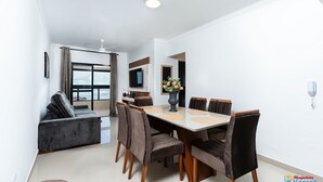 Un espace repas moderne comprenant une grande table, des chaises et un canapé.