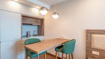 Estudio clásico | Cocina privada | Frigobar y utensilios de cocina