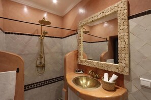 Deluxe Triple Room | Bathroom | Shower, hair dryer, towels, soap - RIAD 22 L'ETOIL D'ORIENT (Marrakech)