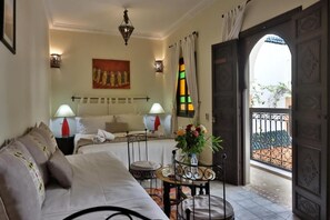 Quarto triplo conforto | Espaço de trabalho para notebook