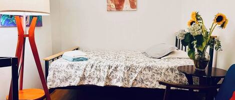 1 slaapkamer, een strijkplank/strijkijzer, beddengoed