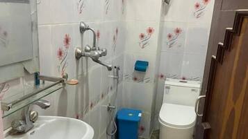 Ducha, pantuflas, toallas