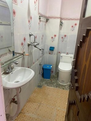 Shower, slippers, towels - Himalayan Vacation Home (Kathmandu)