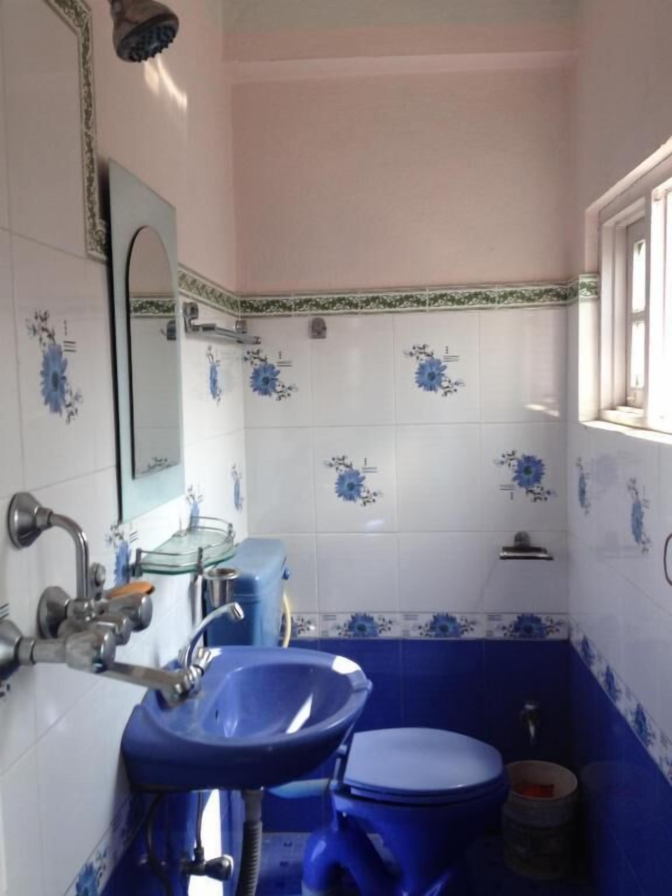 Ducha, pantuflas, toallas