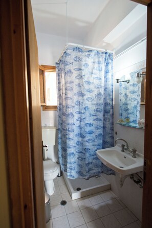 Studio | Salle de bain | Articles de toilette (gratuits), séchoir à cheveux, serviettes fournies