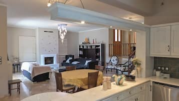 Villa, vista al patio | Área de sala de estar