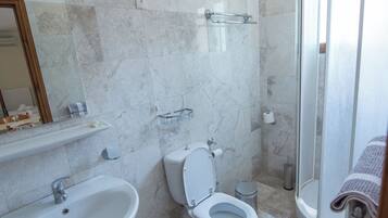 Habitación Confort con 2 camas individuales, vistas a la montaña | Baño | Artículos de higiene personal gratuitos, secador de pelo y toallas