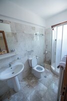 Comfort Twin Room, Mountain View | Bathroom | Free toiletries, hair dryer, towels, soap