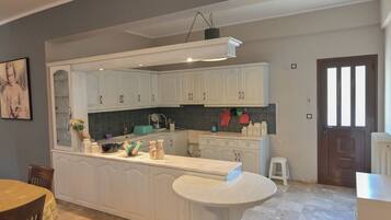 Villa, vistas al patio | Cocina privada | Frigorífico grande, placa de cocina y utensilios de cocina