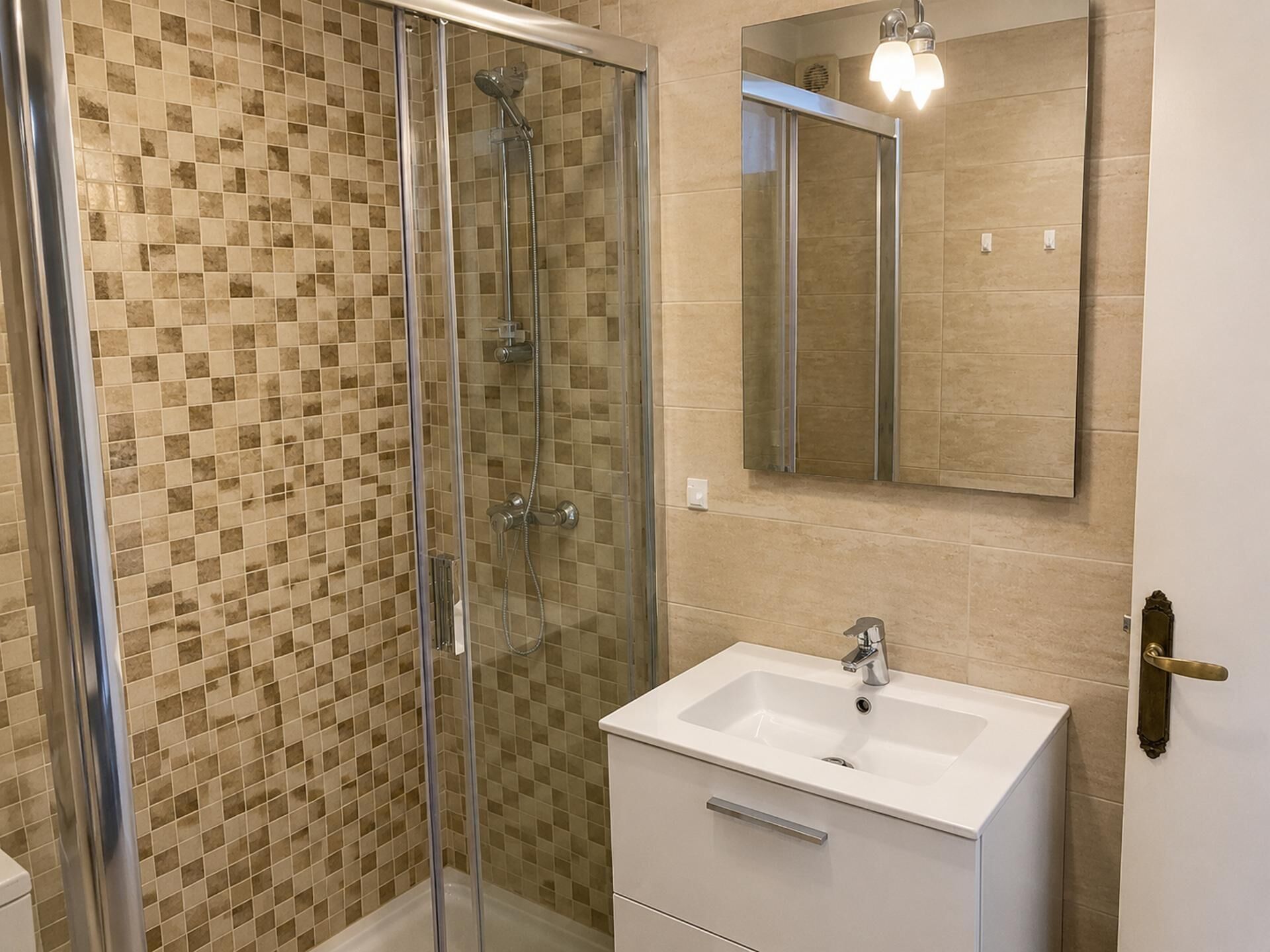 Dusche, Handtücher, Toilettenpapier
