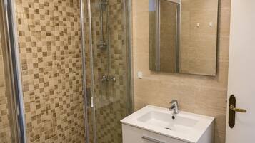 Dusche, Handtücher, Toilettenpapier
