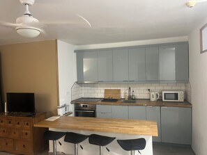 Apartment | Eigene Küche | Kühlschrank, Mikrowelle, Ofen, Herdplatte