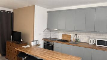 Kühlschrank, Mikrowelle, Ofen, Herdplatte