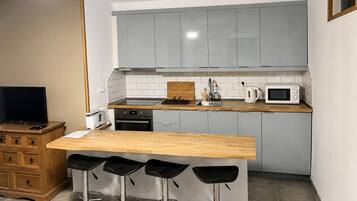 Frigorífico, microondas, horno y placa de cocina