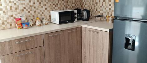 Kühlschrank, Mikrowelle, Ofen, Herdplatte