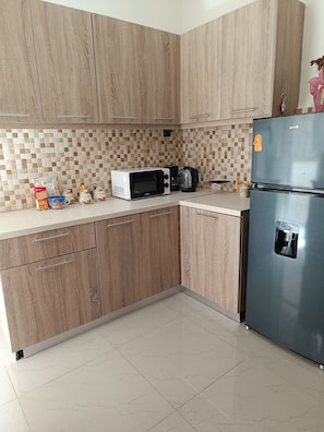 Refrigerador, microondas, horno y parrilla de estufa 