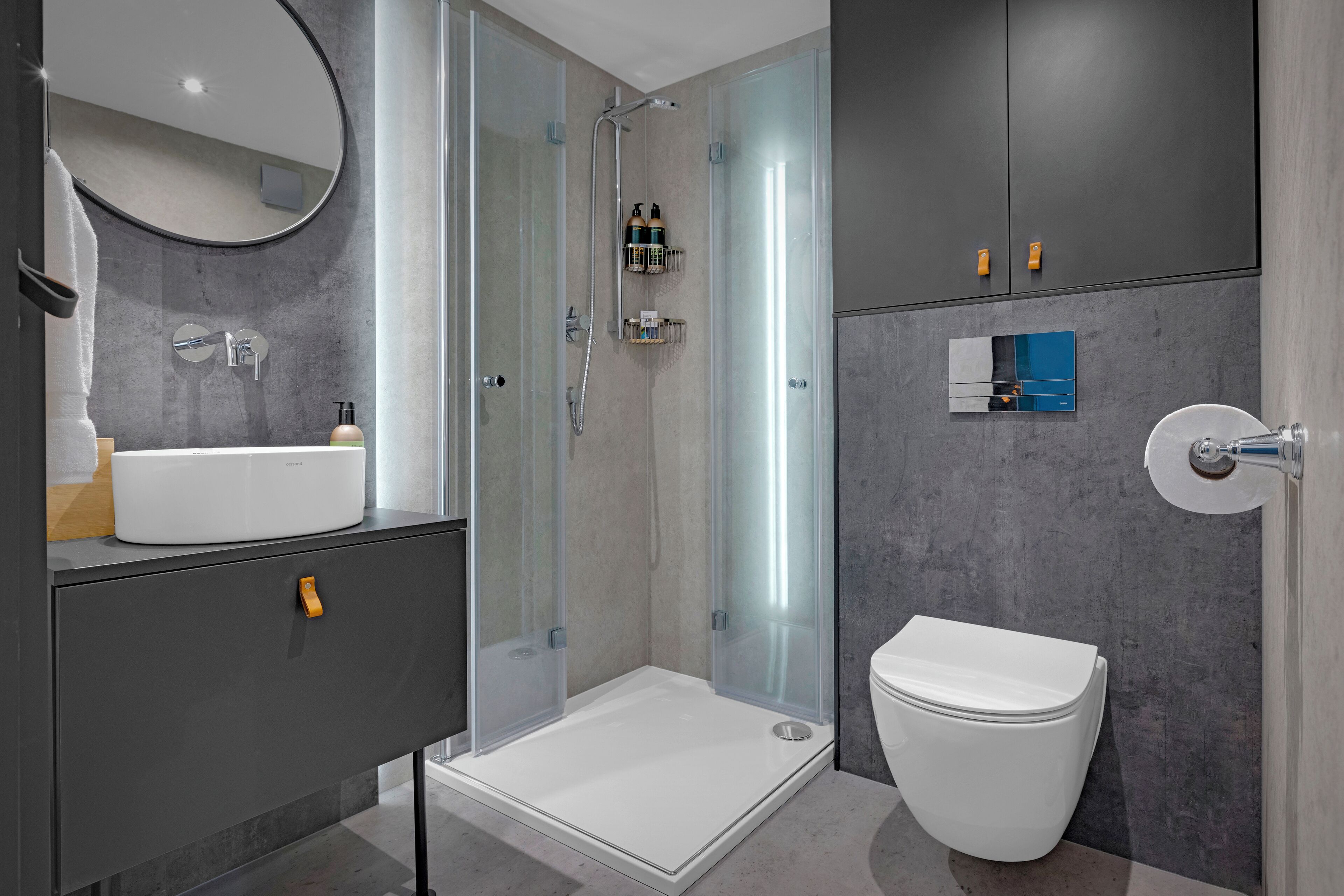 Een douche, een haardroger, handdoeken