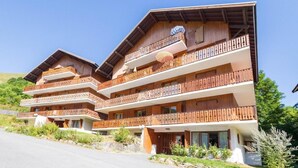 Un edificio de madera de varios pisos con balcones, probablemente un hotel o resort.