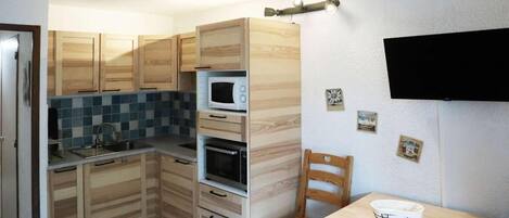 Fridge, microwave, oven