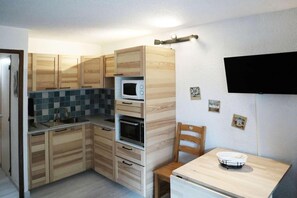Fridge, microwave, oven - 10m from ski slopes, 3rd floor, balcony, tv, ski locker, 29m², Les Orres (Les Orres)