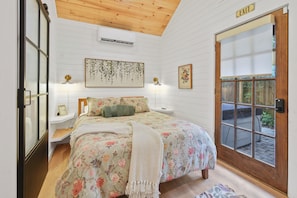 1 bedroom, iron/ironing board, WiFi, bed sheets - The Schoolhouse in St. Augustine, Historic Schoolhouse in Lincolnville (Saint Augustine)