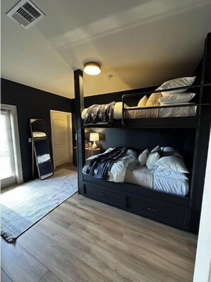 2 bedrooms, iron/ironing board, WiFi, bed sheets - Tuscaloosa Condo - Walk to BDS

 (Tuscaloosa)