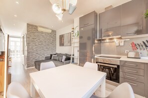 Douche, séchoir à cheveux, serviettes fournies