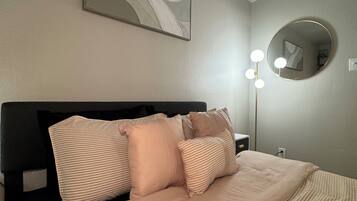 1 slaapkamer, een strijkplank/strijkijzer, wifi, beddengoed