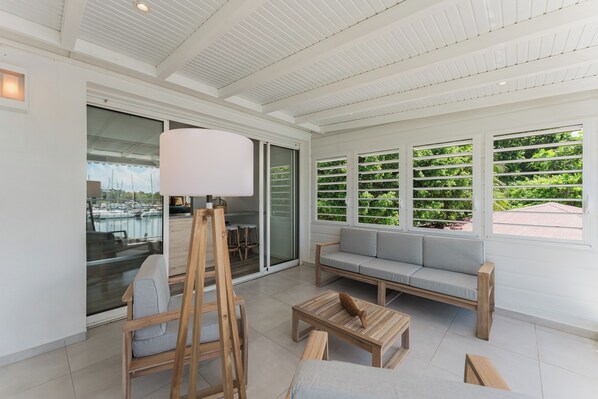 Un salon moderne avec un canapé, une table basse et un tableau posé sur un chevalet.